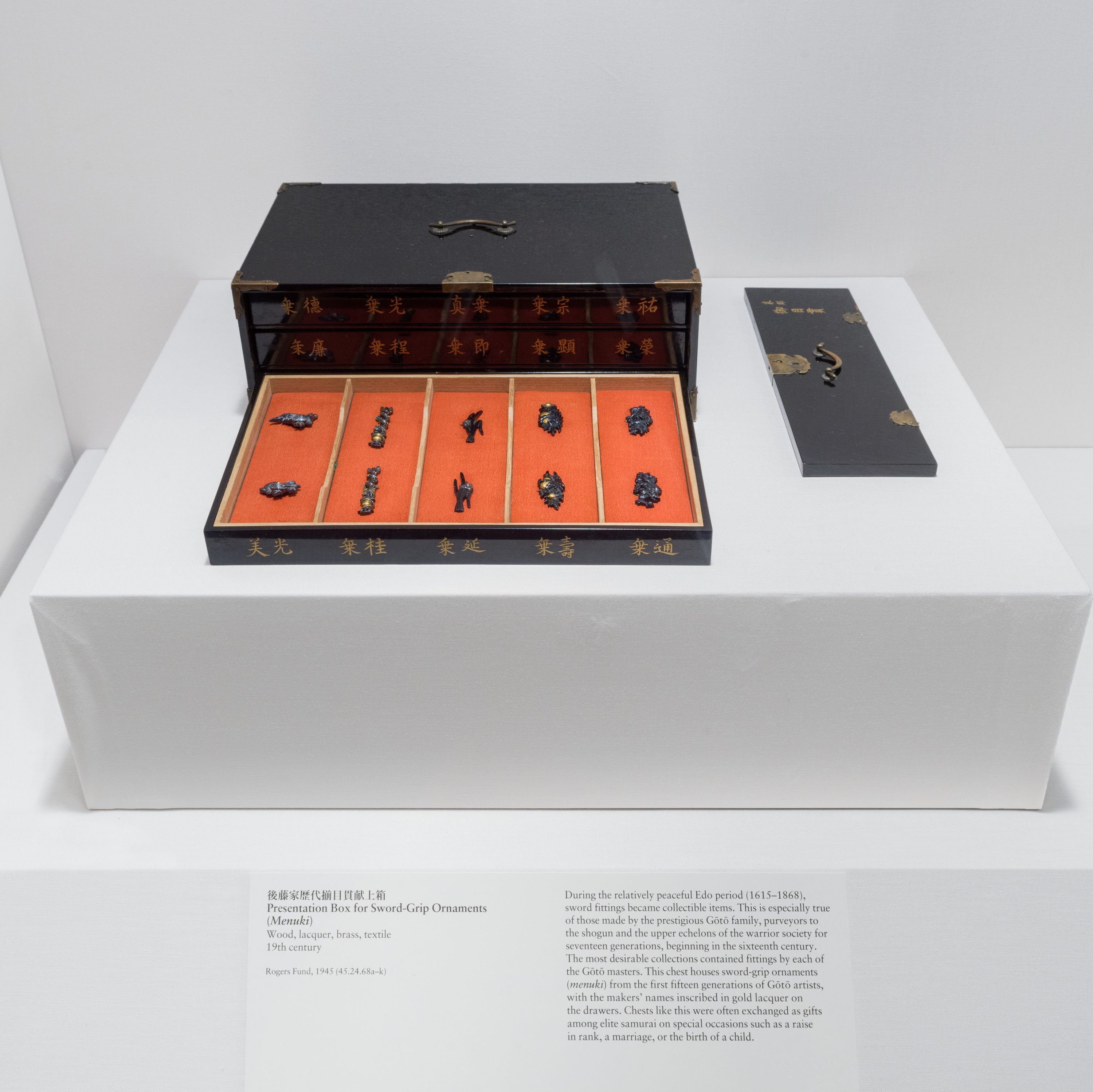 後藤家歴代揃目貫献上箱 Presentation Box for Sword-Grip Ornaments (<i>Menuki</i>)
